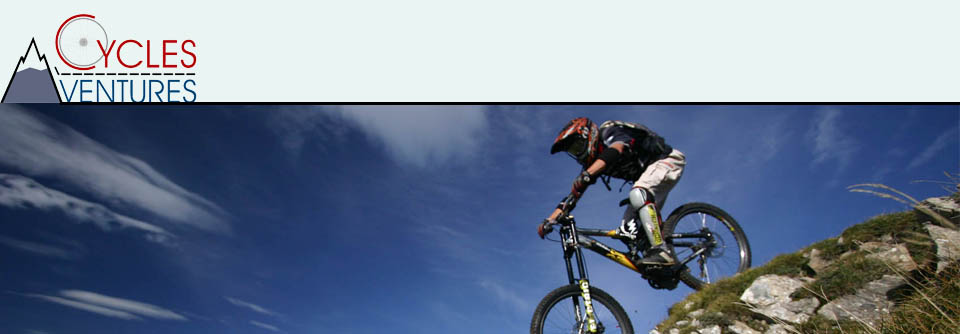 Logo de Cycles Aventures et photo d'un cycliste dans la montagne